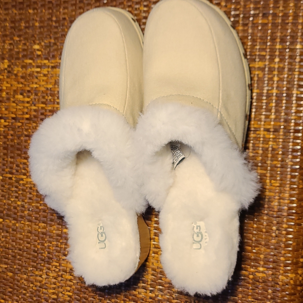 UGGS - Picture 5 of 10
